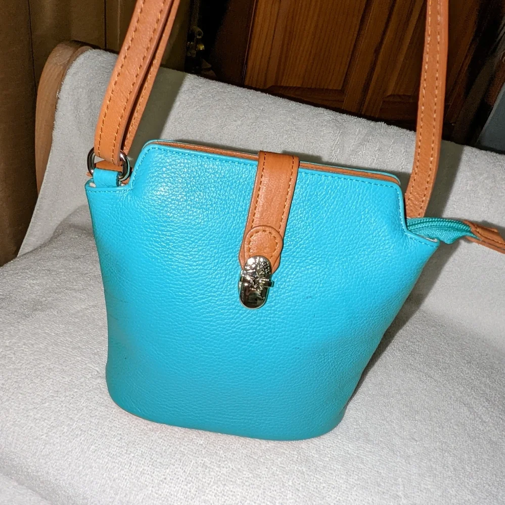 Valentina soft pebbled leather crossbody bag. - Picture 4 of 12